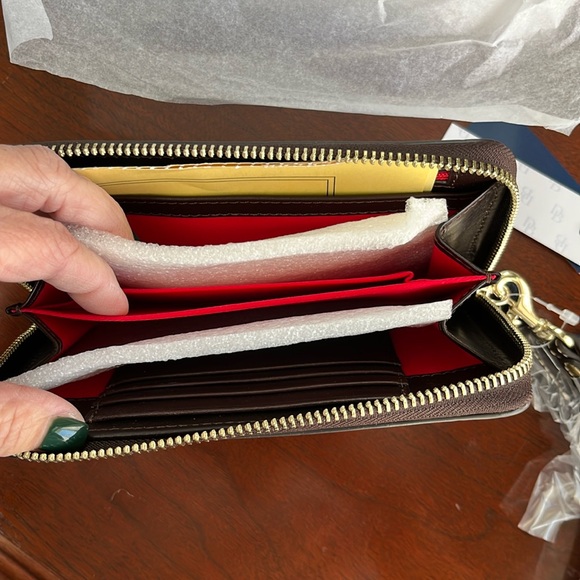 Dooney & Bourke Plum Wine Tmoro Denison ZA Phone Wristlet Croc NWT in box - Picture 4 of 6